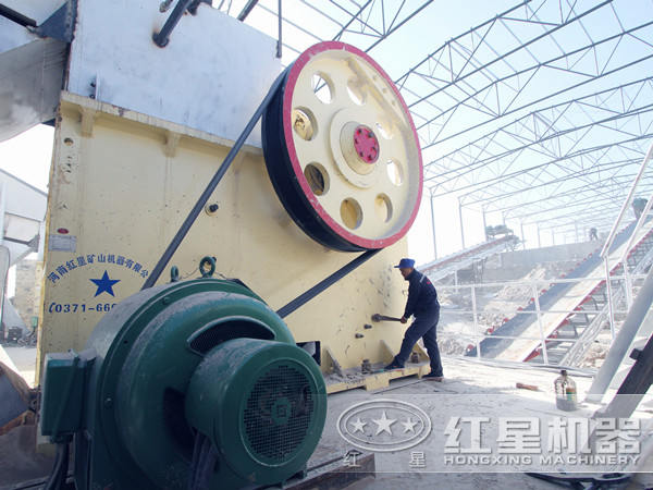 張旭在現(xiàn)場對(duì)設(shè)備進(jìn)行檢修 張旭在現(xiàn)場對(duì)設(shè)備進(jìn)行檢修